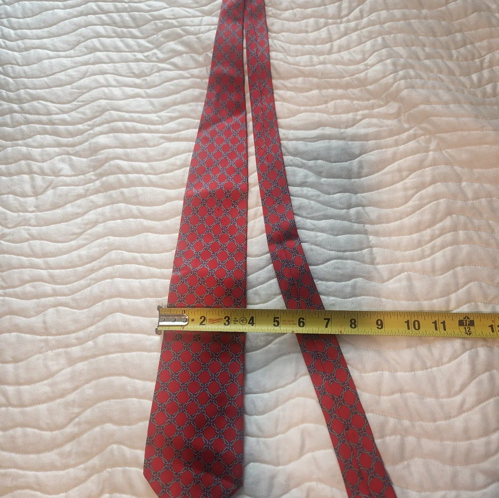 Elegant Red Patterned Tie